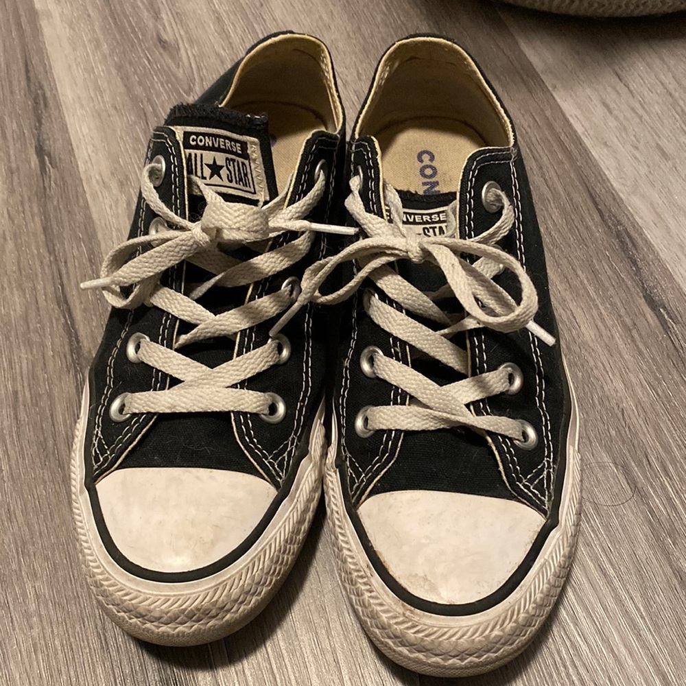 Women’s black converse size 6